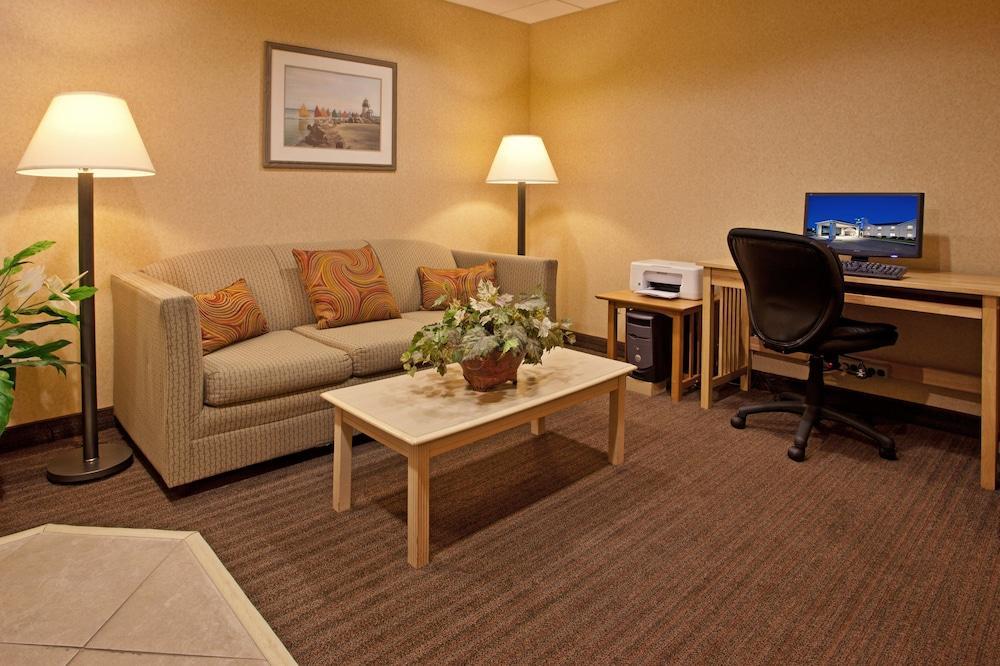 Holiday Inn Express Vermilion By Ihg Экстерьер фото