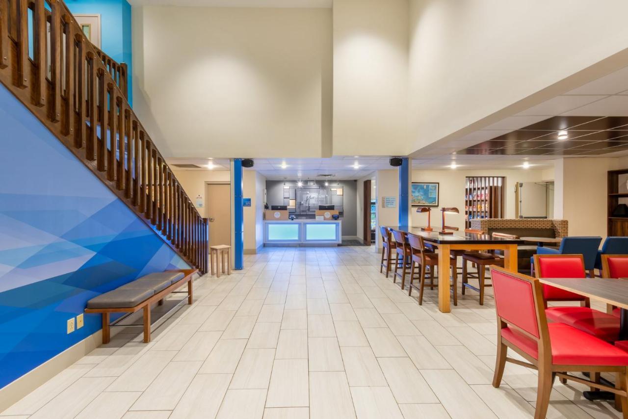 Holiday Inn Express Vermilion By Ihg Экстерьер фото
