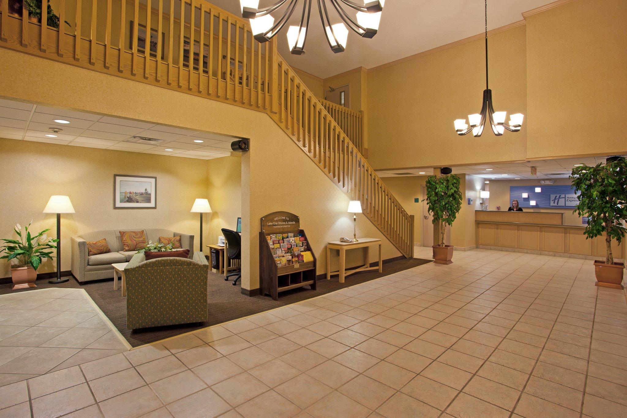 Holiday Inn Express Vermilion By Ihg Экстерьер фото